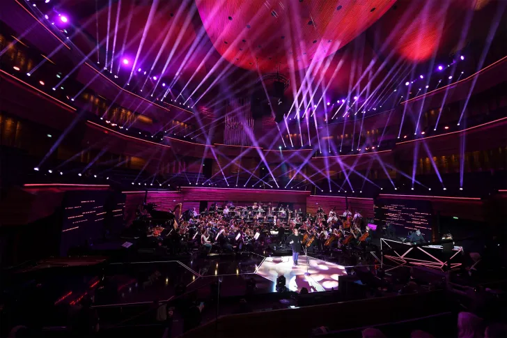 auditorium de radiofrance avec faisceaux de lumières