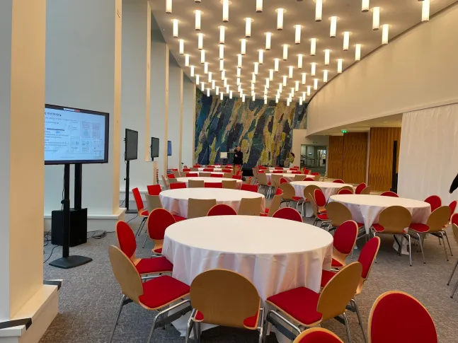 Tables dans le Foyer Bazaine de Radio France