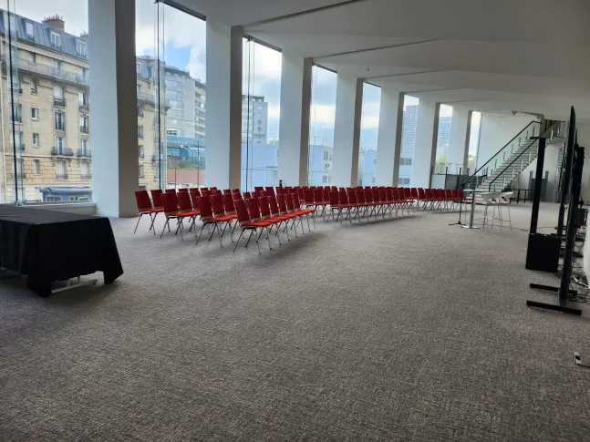 Conférence dans le Foyer Soulages de Radio France