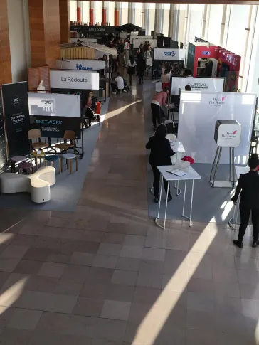 Stands dans la Galerie Seine de Radio France