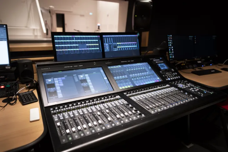 Console du Studio 115 de Radio France