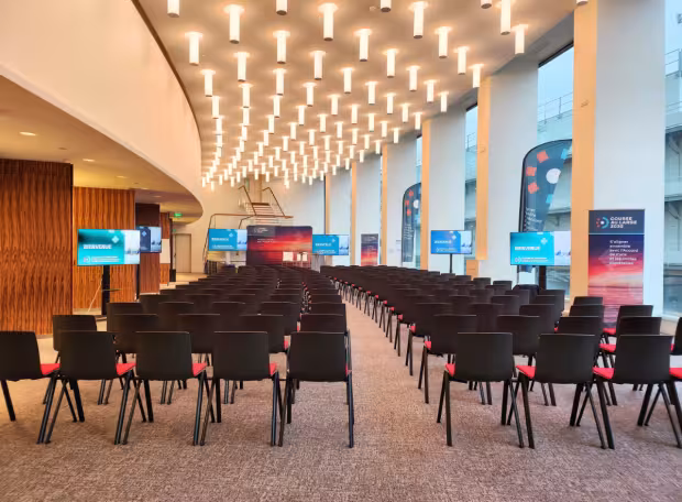 Configuration conférence dans le Foyer Bazaine de Radio France