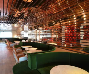Bar le Bel air, ambiance cuivrée de lames sur le mire et plafond