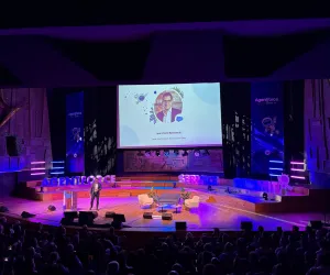 Intervenant lors de l'événement Salesforce dans le Studio 104 de Radio France