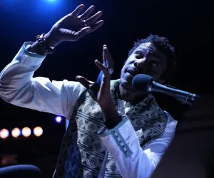 Adama Diop dans le spectacle du Poète noir