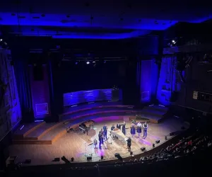 Cérémonie dans le Studio 104