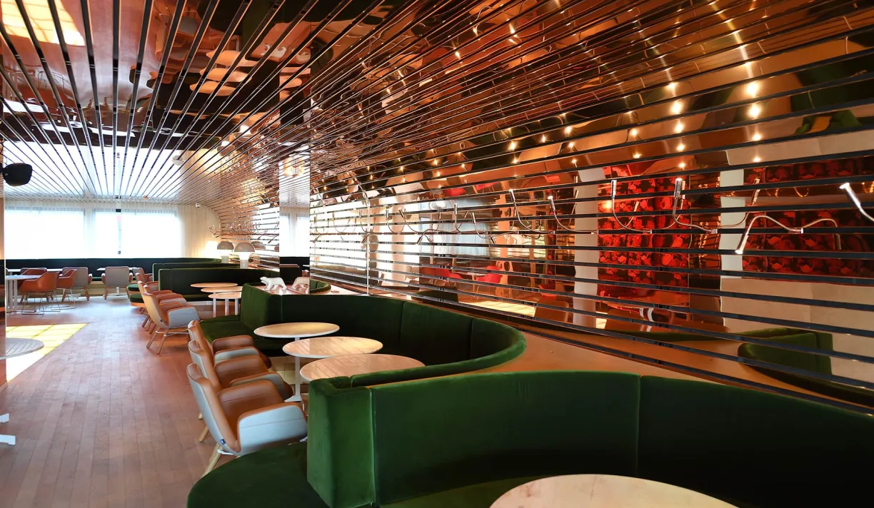 Bar le Bel air, ambiance cuivrée de lames sur le mire et plafond