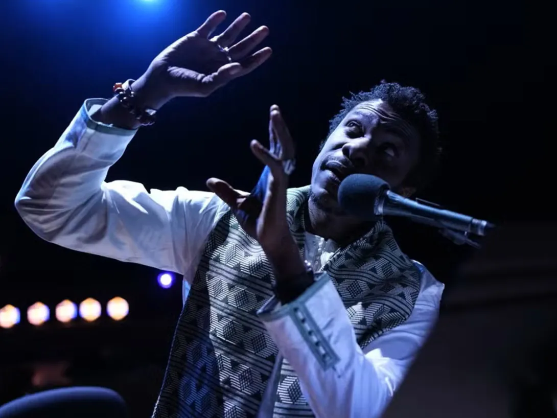Adama Diop dans le spectacle du Poète noir