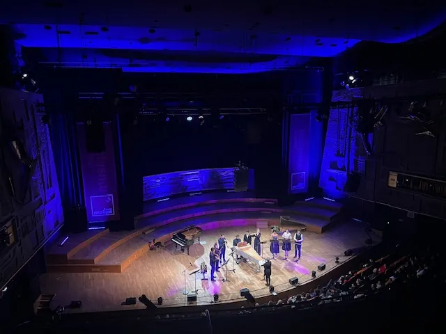 Cérémonie dans le Studio 104